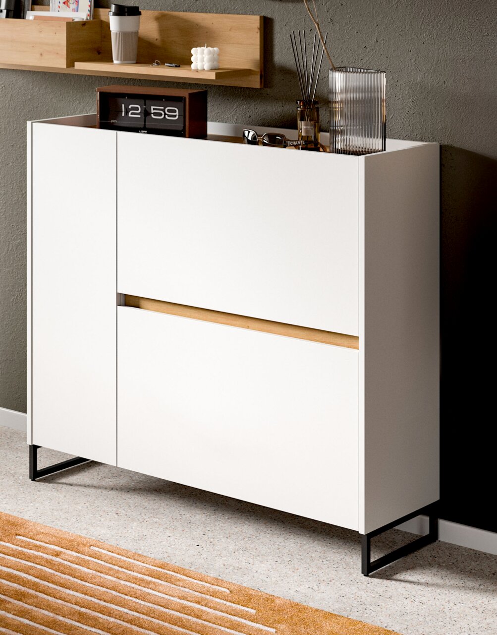 Modernes weißes Sideboard/Kommode mit schwarzem Metallgestell und Holz-Akzent, in einem Wohnraum dekoriert; Ansicht schräg von vorne rechts (3/4-Perspektive).