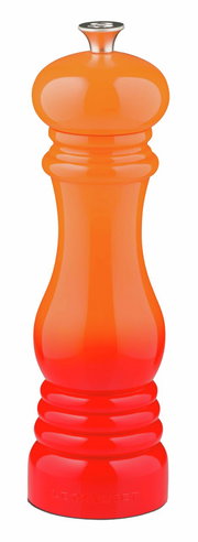 Salzmühle in ofenroter Farbe, frontal abgebildet