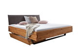 Holzbett mit Schublade, seitliche Perspektive, dekoriert mit Kissen und Decke