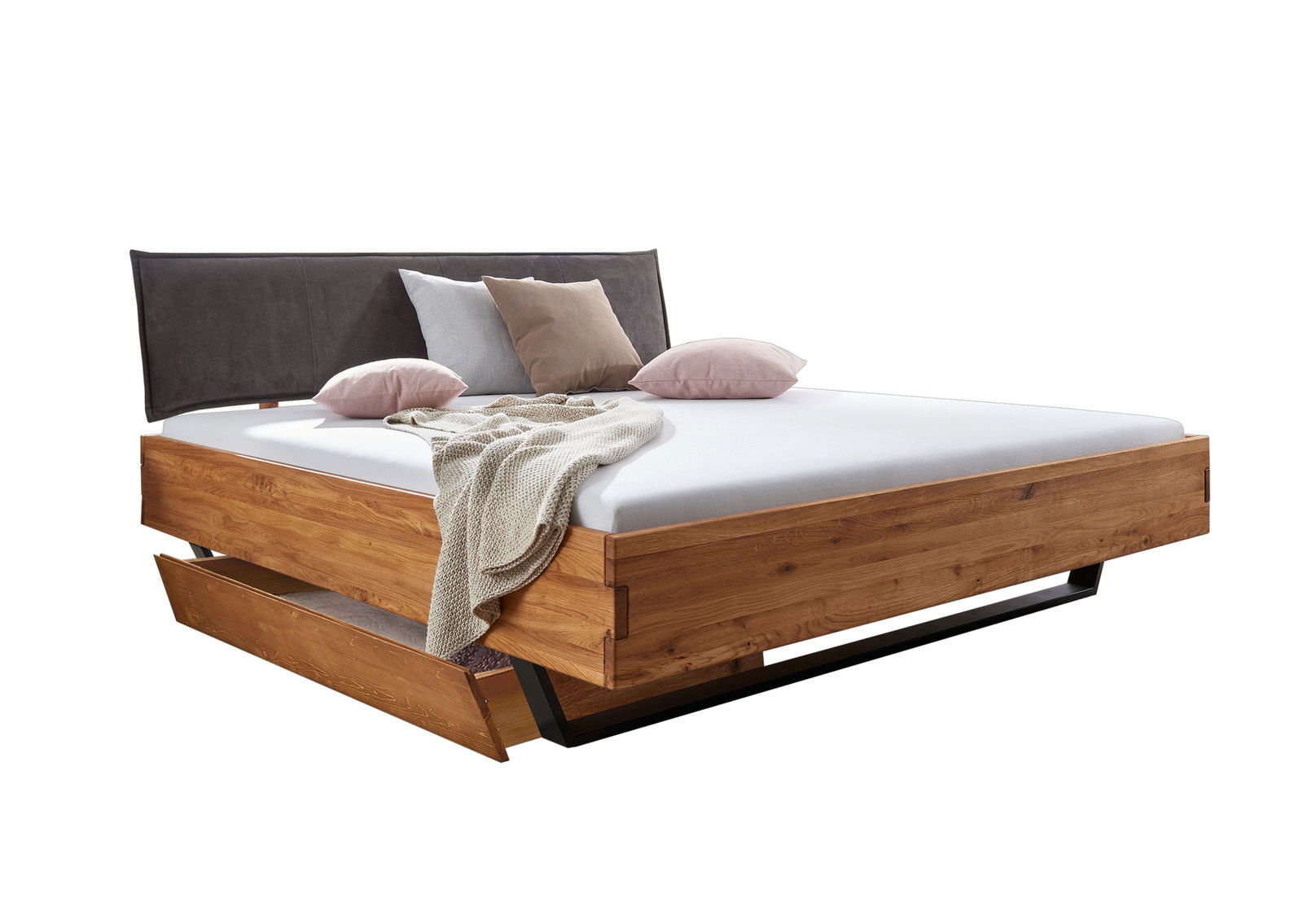 Holzbett mit Schublade, seitliche Perspektive, dekoriert mit Kissen und Decke