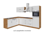 Moderne Eck-Küchenzeile in Holzoptik mit weißen Fronten, bestehend aus Spüle, Herd, Backofen und Dunstabzugshaube, perspektivisch von vorne rechts betrachtet.