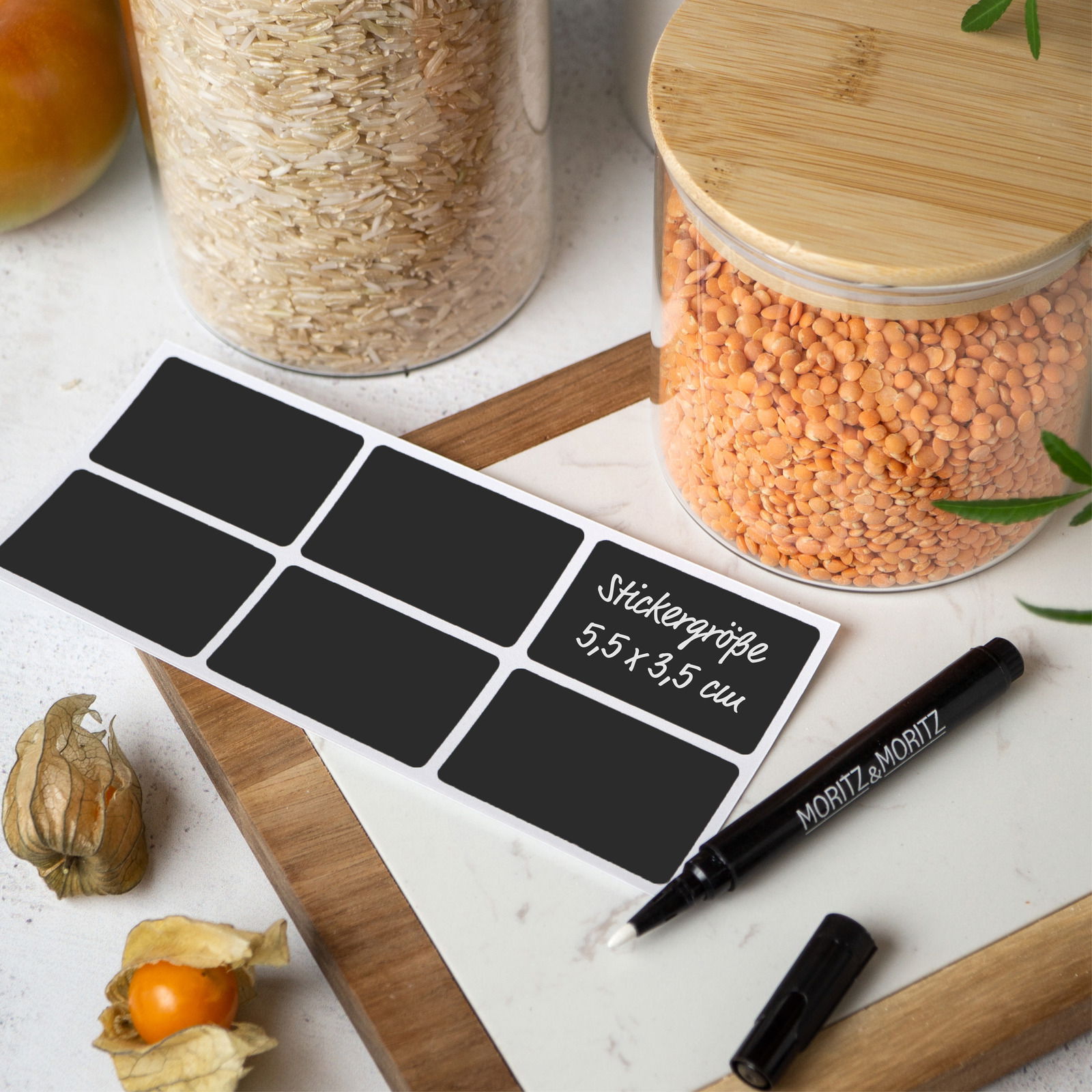 Vorratsgläser-Set mit Holzdeckeln, gefüllt mit Reis und Linsen, aus der Vogelperspektive, inklusive Etiketten und Stift zur Beschriftung.