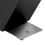 Schwarzer Messerblock unbestückt, seitliche Perspektive, auf einer silbernen Basis mit WMF-Logo.