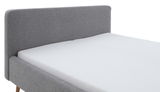 Graues Polsterbettgestell mit schlichtem Design, seitliche Perspektive