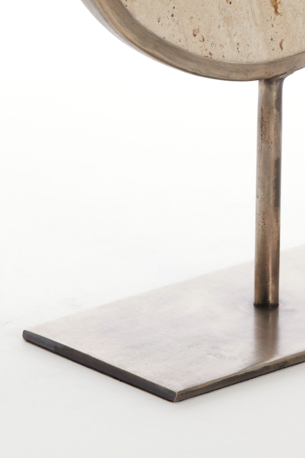 Nahaufnahme eines Ornaments mit metallischem Standfuß, seitliche Perspektive.