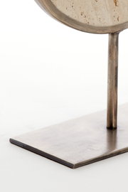 Nahaufnahme eines Ornaments mit metallischem Standfuß, seitliche Perspektive.