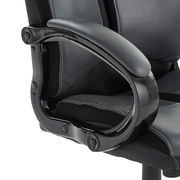 Nahaufnahme eines Chefsessels mit schwarzer Lederpolsterung und geschwungenen Armlehnen, seitliche Perspektive