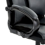 Nahaufnahme eines Chefsessels mit schwarzer Lederpolsterung und geschwungenen Armlehnen, seitliche Perspektive