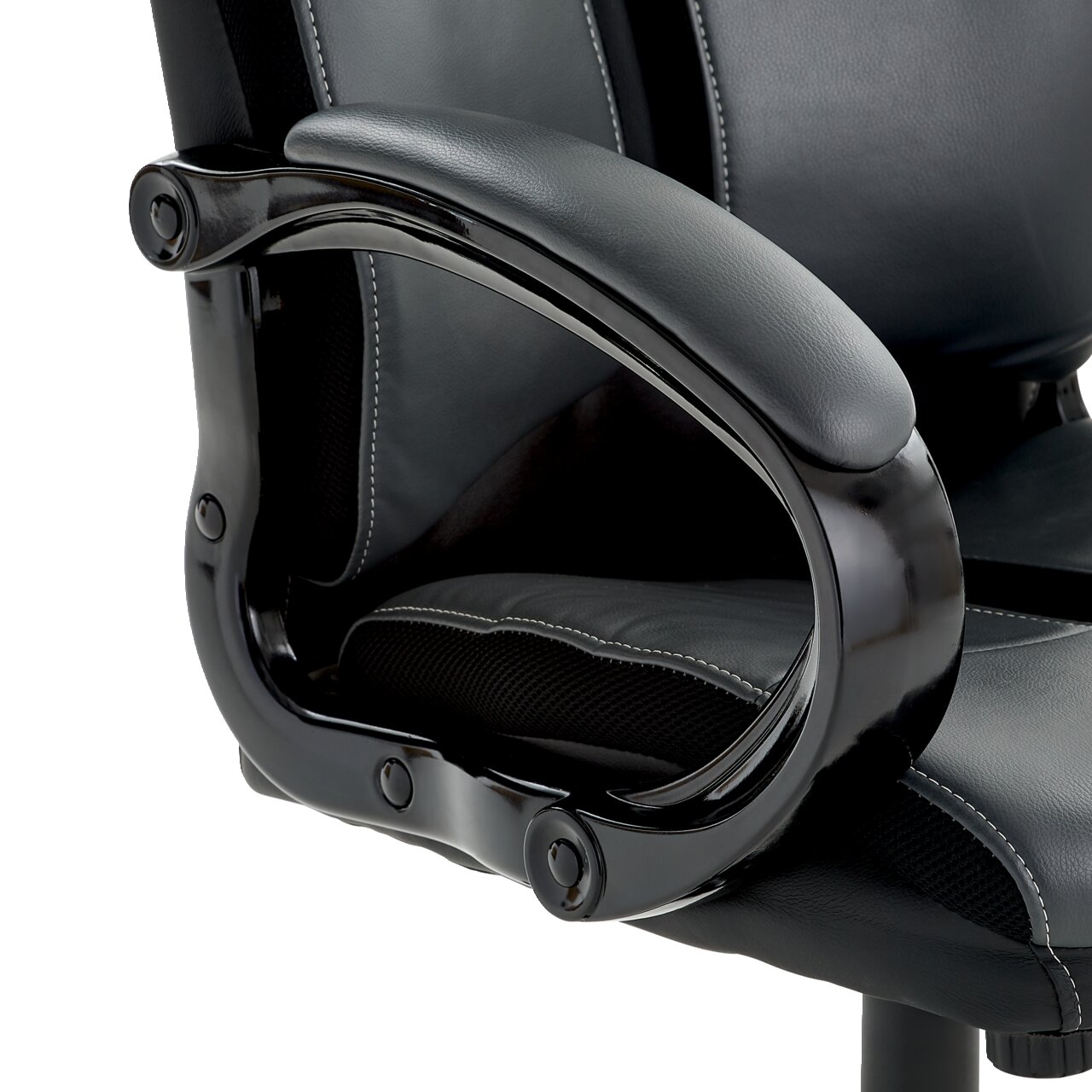 Nahaufnahme eines Chefsessels mit schwarzer Lederpolsterung und geschwungenen Armlehnen, seitliche Perspektive