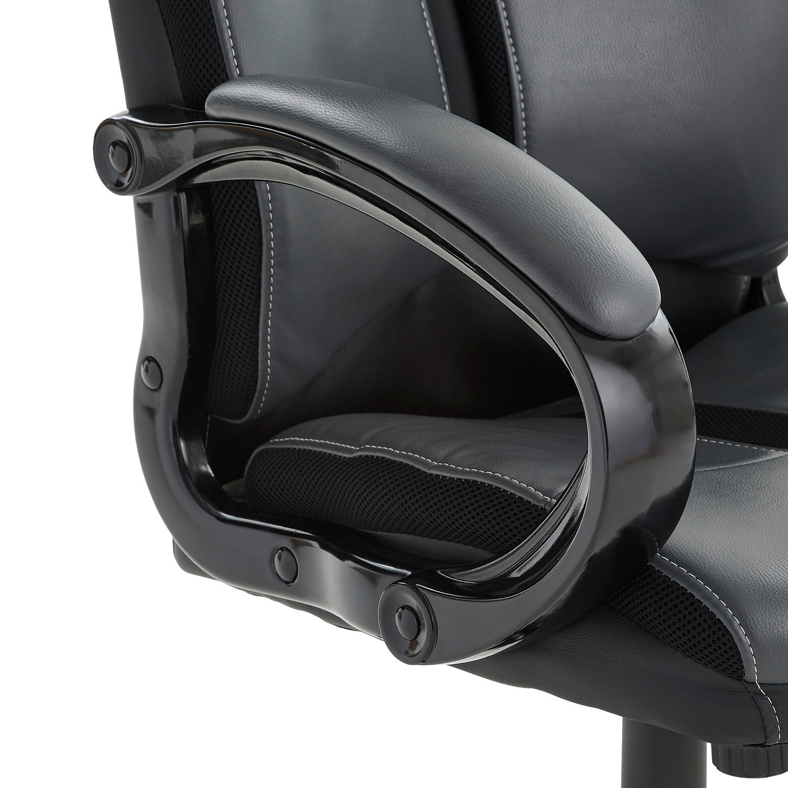 Nahaufnahme eines Chefsessels mit schwarzer Lederpolsterung und geschwungenen Armlehnen, seitliche Perspektive