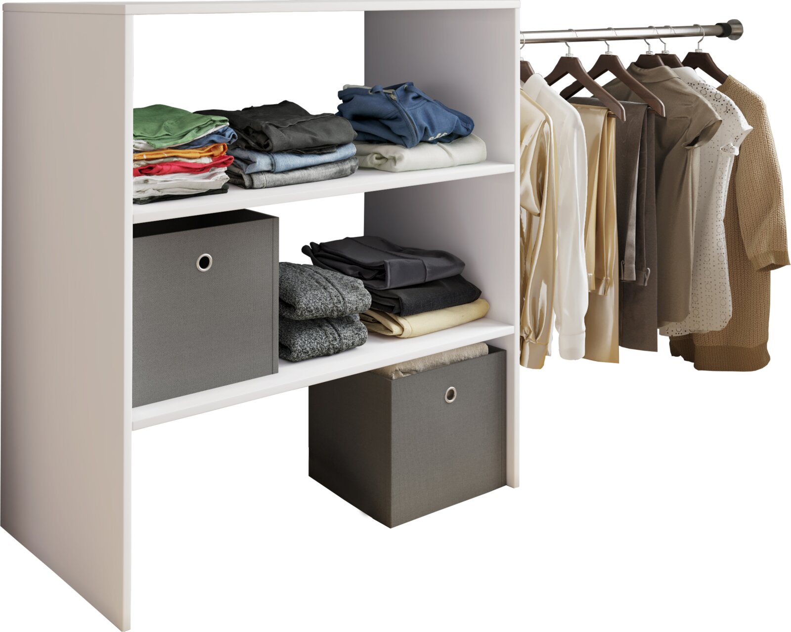 Offener Kleiderschrank in Weiß mit Regalböden, grauen Stoffboxen und Kleiderstange mit aufgehängter Kleidung, gezeigt in seitlicher Frontansicht.