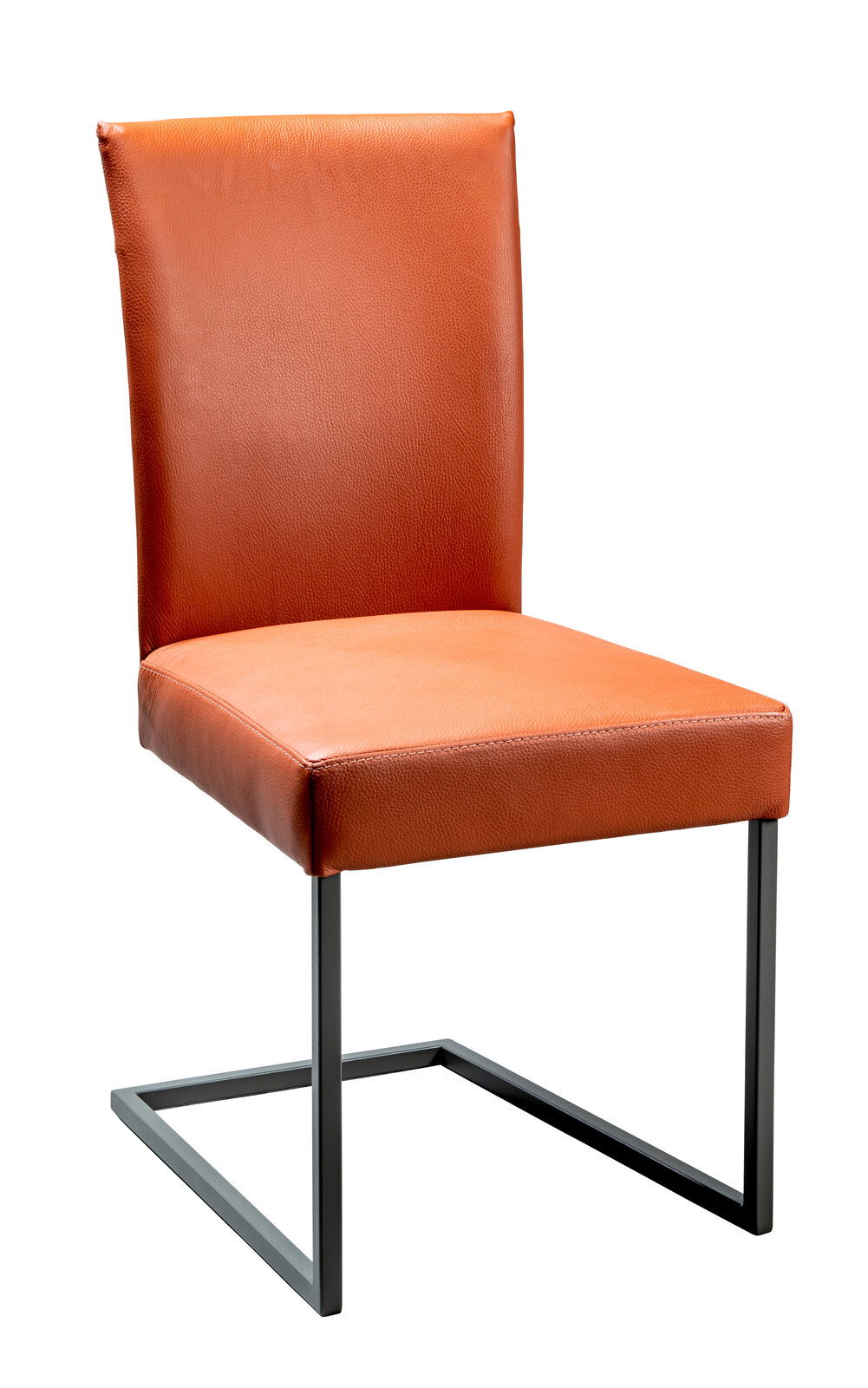 Moderner Stuhl mit orangefarbenem Lederbezug und schwarzem Metallgestell, seitliche Perspektive