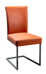 Moderner Stuhl mit orangefarbenem Lederbezug und schwarzem Metallgestell, seitliche Perspektive