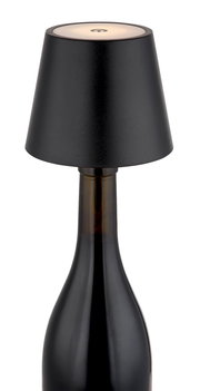 Schwarze Akku-Tischleuchte VANNIE 3 in Form eines Lampenschirms auf einer Flasche, seitliche Perspektive