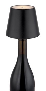 Schwarze Akku-Tischleuchte VANNIE 3 in Form eines Lampenschirms auf einer Flasche, seitliche Perspektive