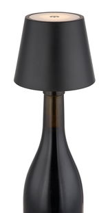 Schwarze Akku-Tischleuchte VANNIE 3 in Form eines Lampenschirms auf einer Flasche, seitliche Perspektive