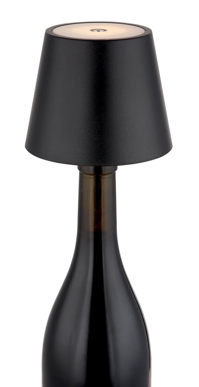 Schwarze Akku-Tischleuchte VANNIE 3 in Form eines Lampenschirms auf einer Flasche, seitliche Perspektive