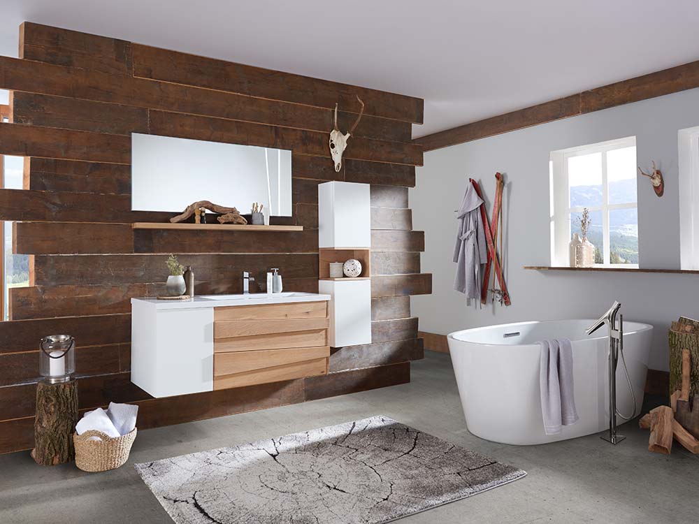 Rustikales Badezimmer mit Holzwand, moderner Badewanne und Hirschgeweih.