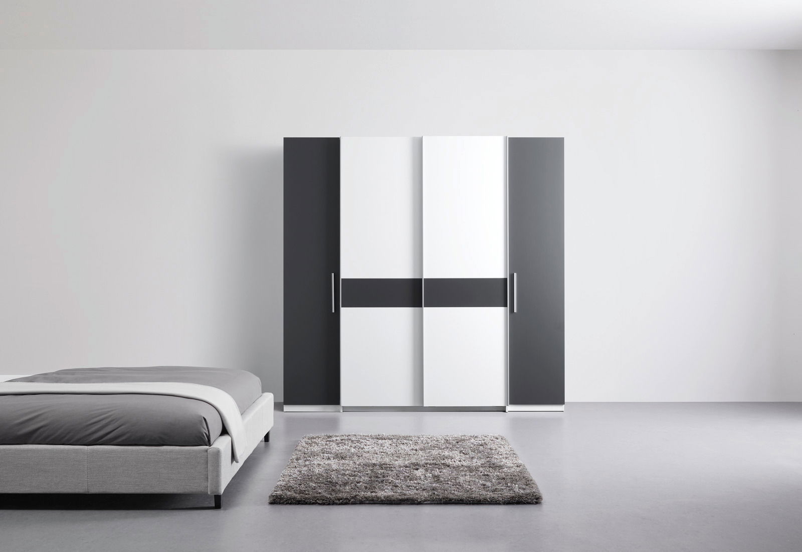Moderner Dreh- und Schwebetürenschrank mit vier Türen in Schwarz-Weiß-Design, frontal abgebildet in einem minimalistischen Schlafzimmer.