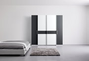Moderner Dreh- und Schwebetürenschrank mit vier Türen in Schwarz-Weiß-Design, frontal abgebildet in einem minimalistischen Schlafzimmer.