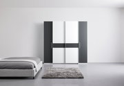 Moderne draai- en schuifdeurkast met vier deuren in een zwart-wit ontwerp, hier afgebeeld in een minimalistische slaapkamer.