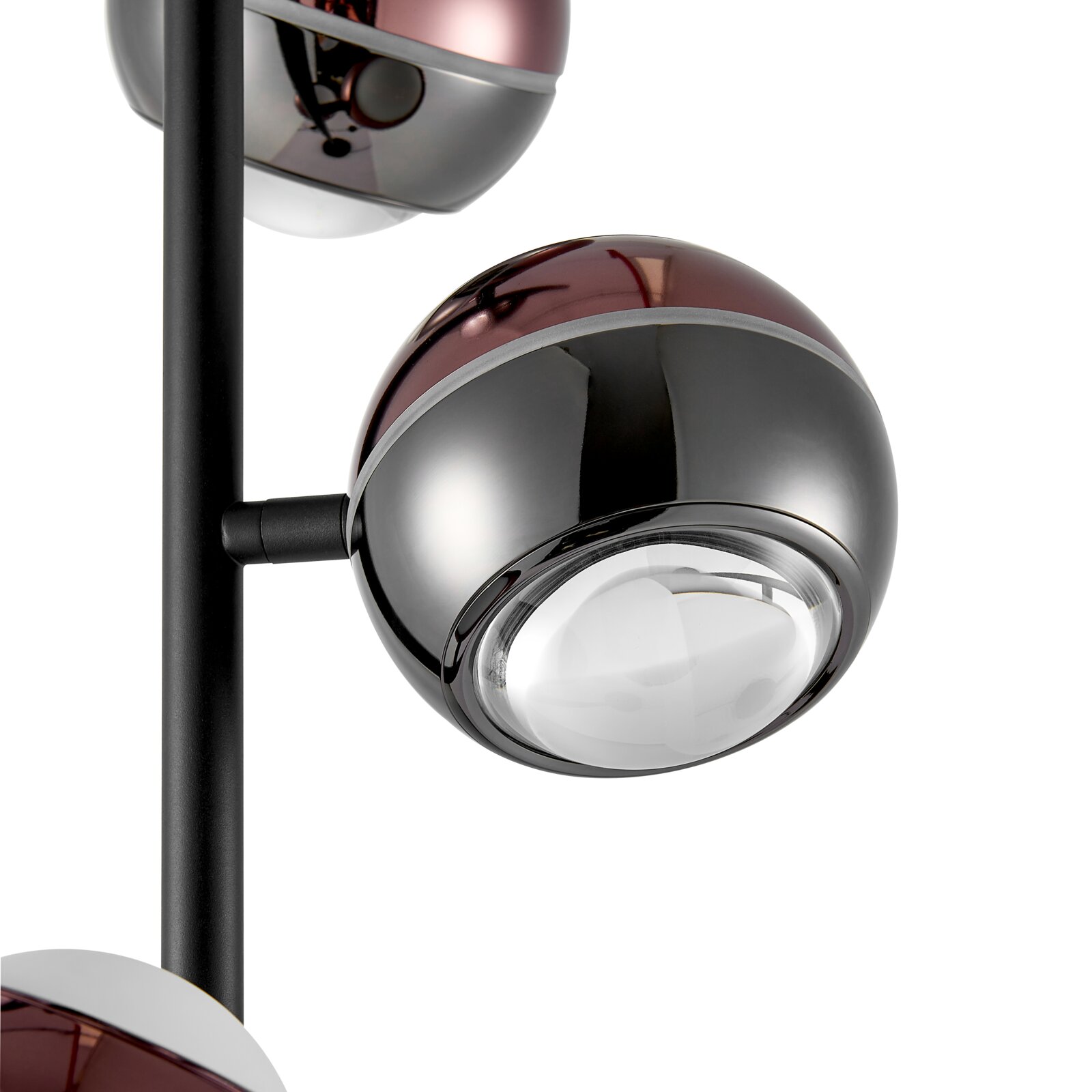 Detailaufnahme einer modernen Stehleuchte mit kugelförmigem, verchromt-dunkel getöntem Lampenkopf und opaler Glaslinse, seitliche Perspektive