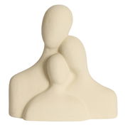 Skulptur aus hellem Material, die drei stilisierte, gesichtslose Figuren in einer Umarmung zeigt, frontal betrachtet.