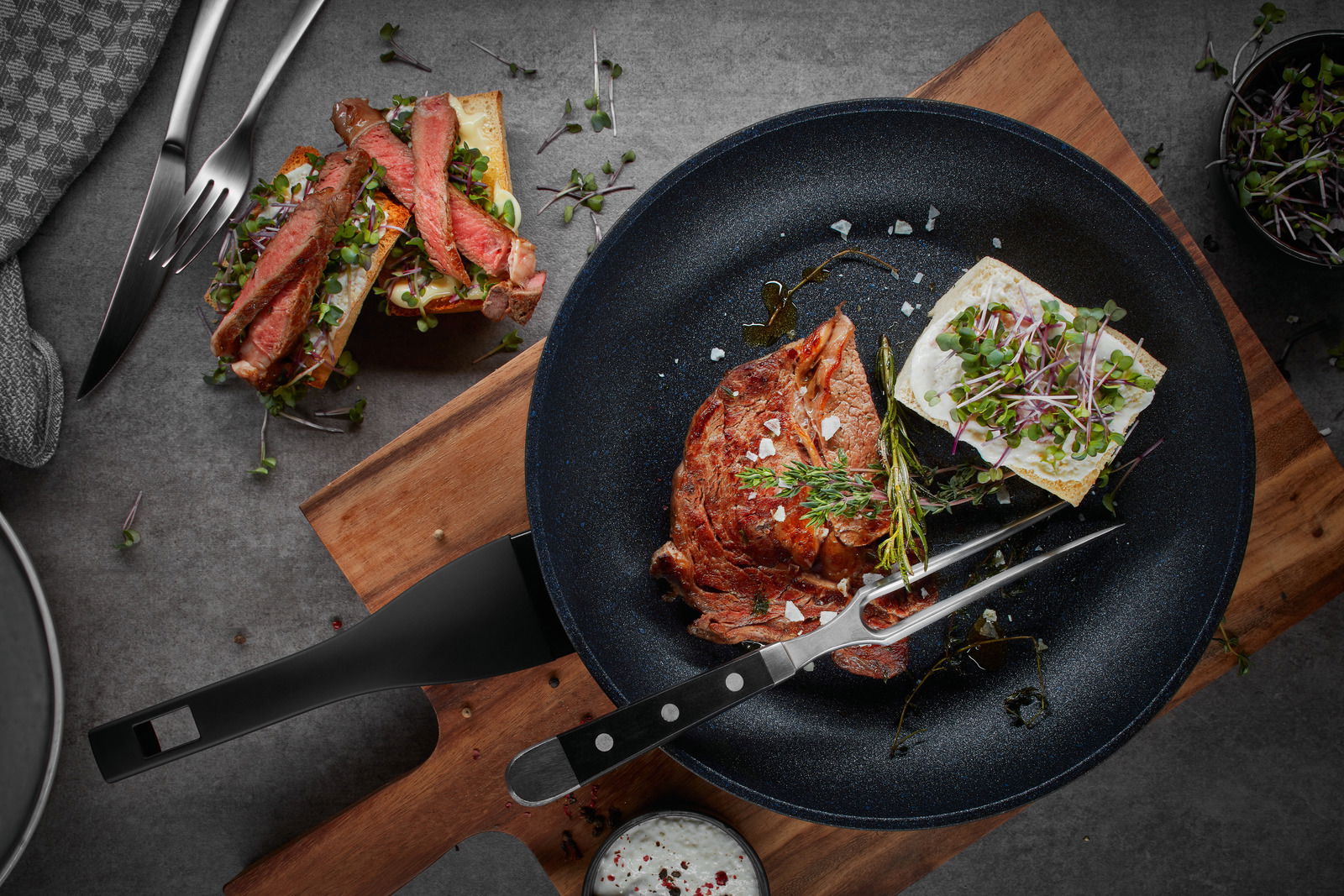 Bratpfanne Balance Enduro 30cm mit gebratenem Steak und Kräutern, von oben fotografiert.