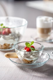 Glas-Schale Attivo 12cm mit Dessert, dekoriert mit Himbeeren und Minze, aus seitlicher Perspektive fotografiert.