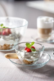 Glas-Schale Attivo 12cm mit Dessert, dekoriert mit Himbeeren und Minze, aus seitlicher Perspektive fotografiert.