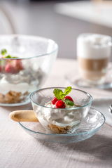 Glas-Schale Attivo 12cm mit Dessert, dekoriert mit Himbeeren und Minze, aus seitlicher Perspektive fotografiert.