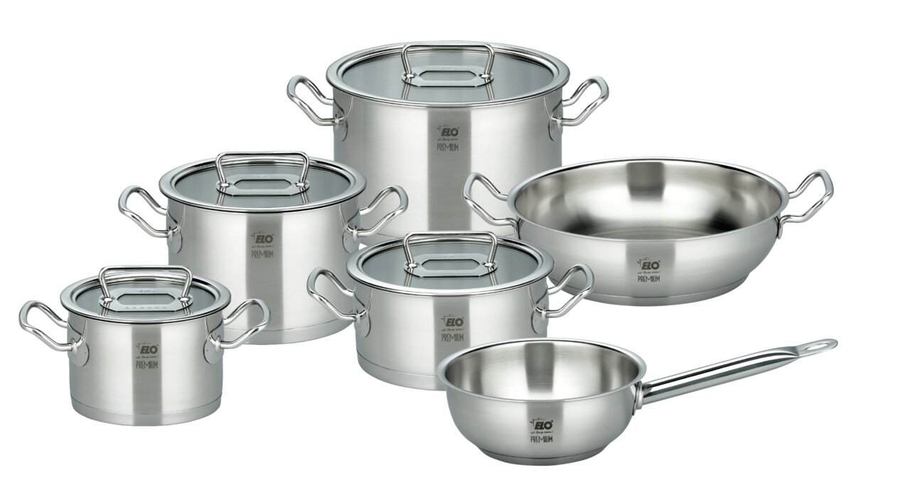 Sechsteiliges Topfset Gourmet Plus aus Edelstahl, bestehend aus verschiedenen Töpfen und Pfannen mit Deckeln, in einer leicht erhöhten Perspektive fotografiert.