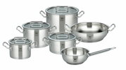 Sechsteiliges Topfset Gourmet Plus aus Edelstahl, bestehend aus verschiedenen Töpfen und Pfannen mit Deckeln, in einer leicht erhöhten Perspektive fotografiert.