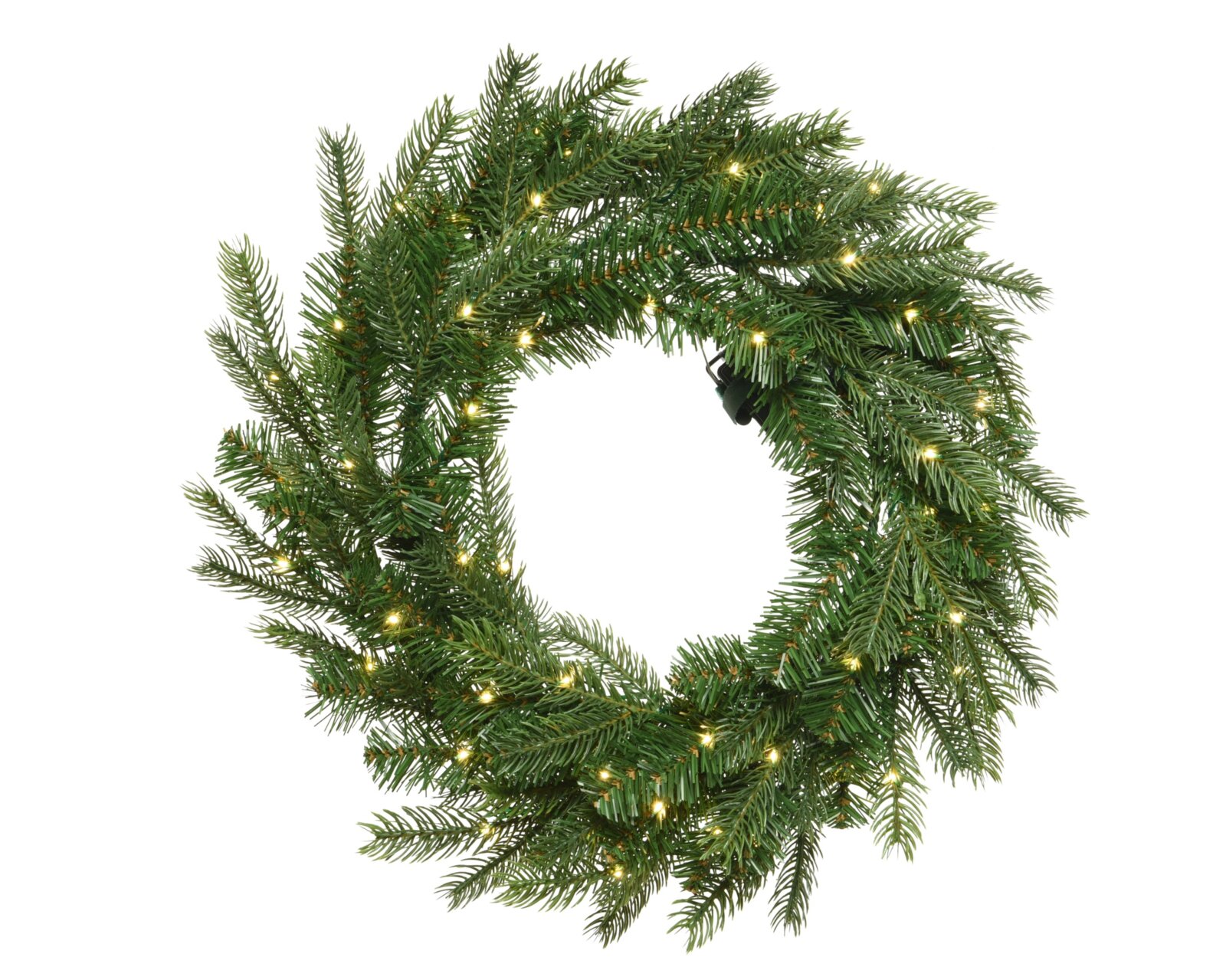 Vooraanzicht van een volle groene kunstkerstkrans met realistische dennentakken en warmwitte ledverlichting tegen een witte achtergrond