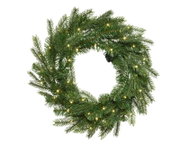 Vooraanzicht van een volle groene kunstkerstkrans met realistische dennentakken en warmwitte ledverlichting tegen een witte achtergrond