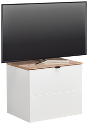 TV-Lowboard in Weiß mit Holzoberfläche, frontal betrachtet, mit einem großen Flachbildfernseher darauf.