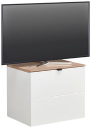 TV-Lowboard in Weiß mit Holzoberfläche, frontal betrachtet, mit einem großen Flachbildfernseher darauf.