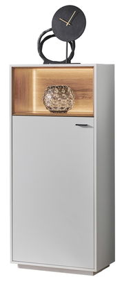 Moderne Highboard-Vitrine in Weiß mit Holzelementen, dekoriert mit einer Skulptur und einer Glaskugel, seitliche Perspektive