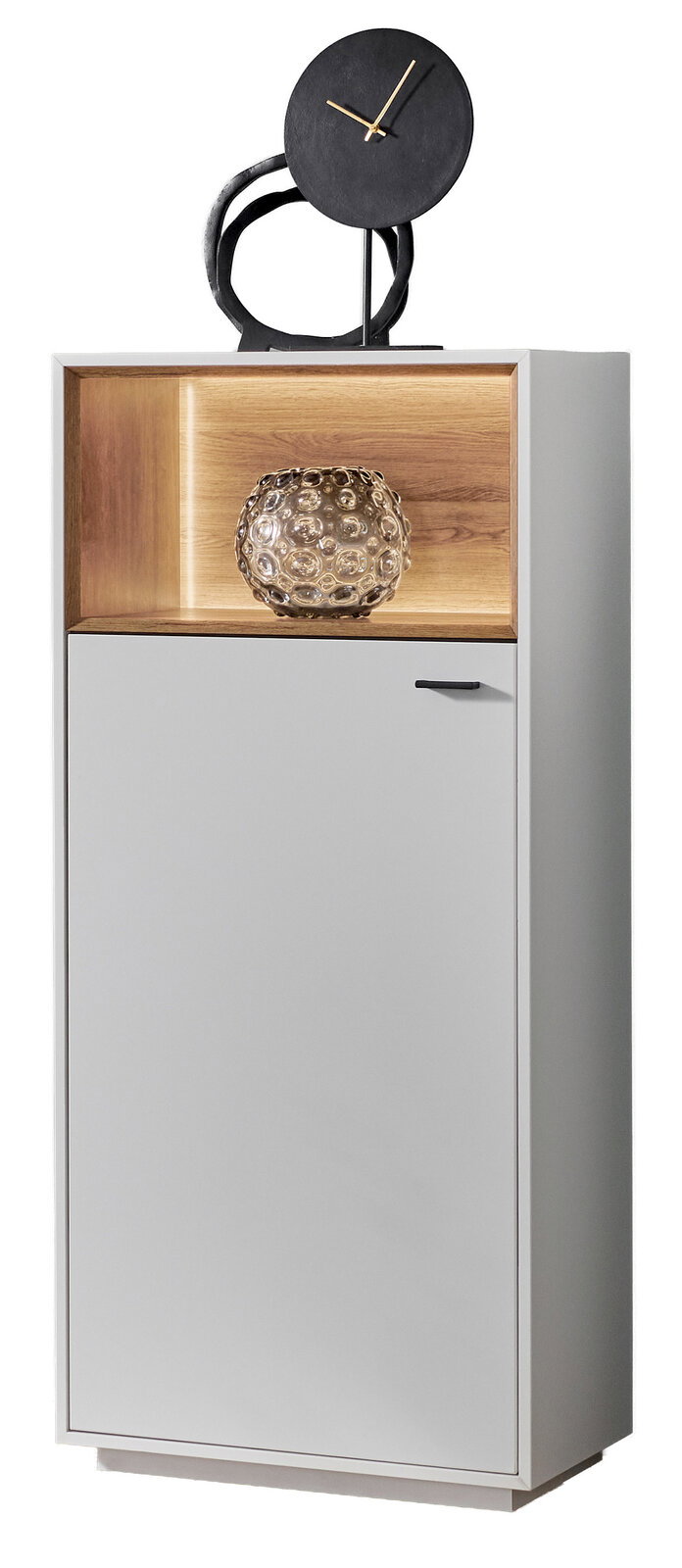Zurbrüggen Highboard-Vitrine CORUNA Moderne Highboard-Vitrine in Weiß mit Holzelementen, dekoriert mit einer Skulptur und einer Glaskugel, seitliche Perspektive