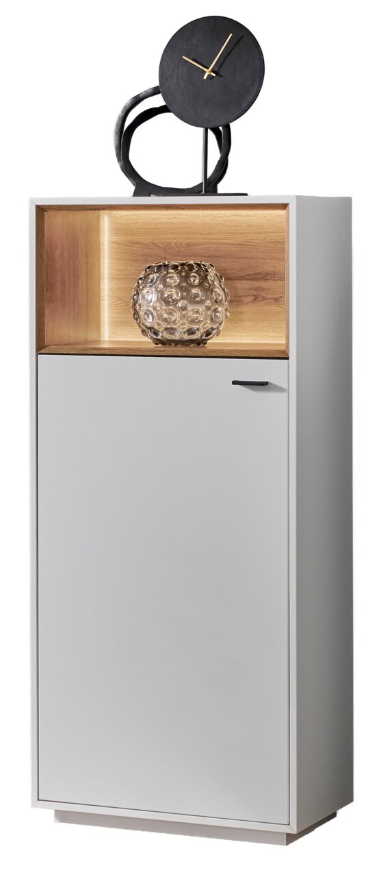 Zurbrüggen Highboard-Vitrine CORUNA Moderne Highboard-Vitrine in Weiß mit Holzelementen, dekoriert mit einer Skulptur und einer Glaskugel, seitliche Perspektive