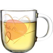 Glas-Tasse mit der Aufschrift 'Beste Mama' und Herzmotiv, seitliche Perspektive