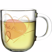 Glas-Tasse mit der Aufschrift 'Beste Mama' und Herzmotiv, seitliche Perspektive