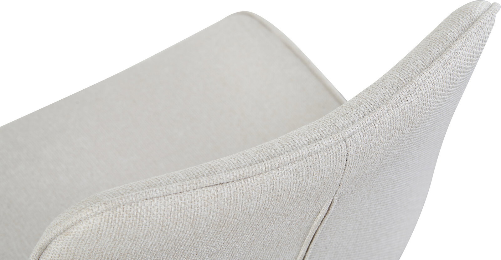 Nahaufnahme eines hellbeigen, strukturierten Polsterstuhls mit geschwungener Rückenlehne, seitliche Perspektive