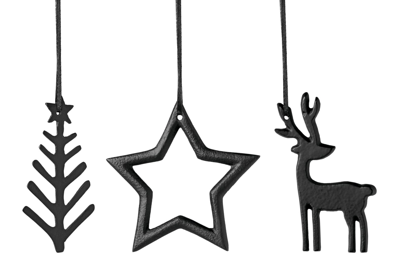 Frontalansicht von drei schwarzen, hängenden Weihnachtsanhängern in Form eines stilisierten Tannenbaums, eines offenen Sterns und eines Rentiers.