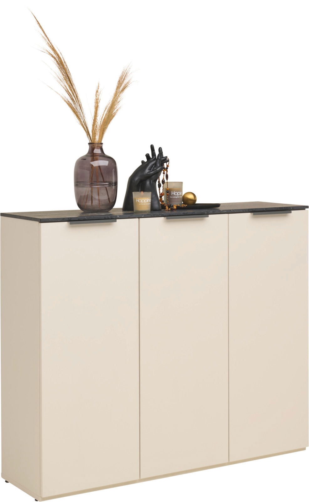 Schuhschrank in Cremefarbe mit drei Türen, dekoriert mit einer Vase, Kerzen und einer Skulptur auf der Oberseite, seitliche Perspektive