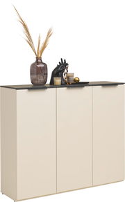 Schuhschrank in Cremefarbe mit drei Türen, dekoriert mit einer Vase, Kerzen und einer Skulptur auf der Oberseite, seitliche Perspektive