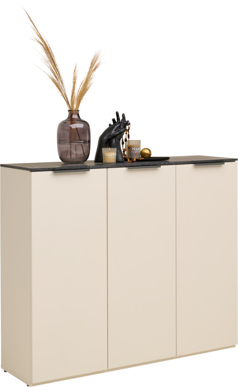 Schuhschrank in Cremefarbe mit drei Türen, dekoriert mit einer Vase, Kerzen und einer Skulptur auf der Oberseite, seitliche Perspektive