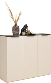 Schuhschrank in Cremefarbe mit drei Türen, dekoriert mit einer Vase, Kerzen und einer Skulptur auf der Oberseite, seitliche Perspektive