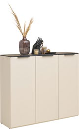 Schuhschrank in Cremefarbe mit drei Türen, dekoriert mit einer Vase, Kerzen und einer Skulptur auf der Oberseite, seitliche Perspektive