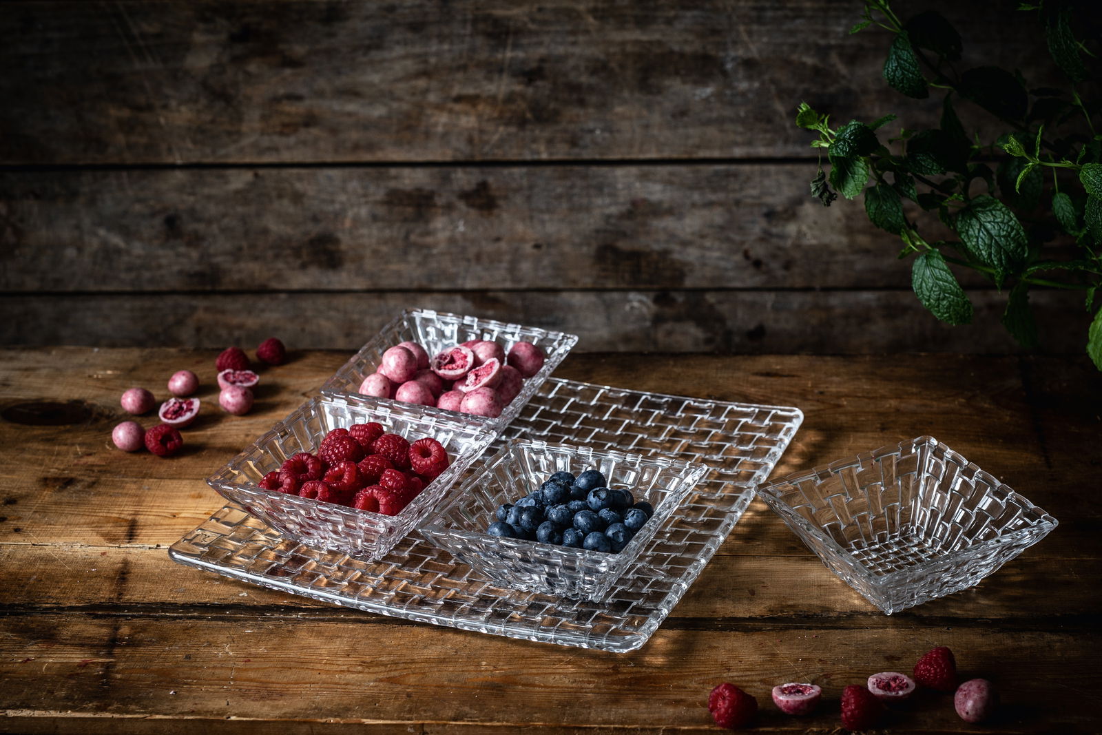 Servier-Set Bossa Nova 5-tlg. aus Glas mit vier Schalen und einem Tablett, gefüllt mit Beeren, auf einem rustikalen Holztisch von oben fotografiert.